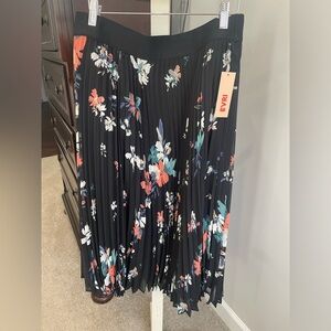 EVRI black floral pleated skirt.  Size 18w.